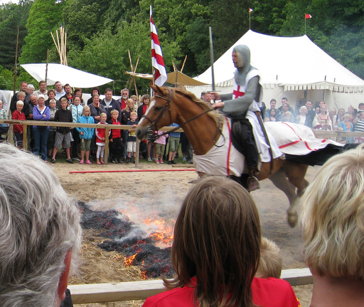 En ridder til hest springer over ild