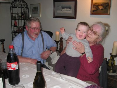 Ellen hygger sig med morfar og mormor.